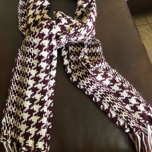 houndstooth maroon knit scarf